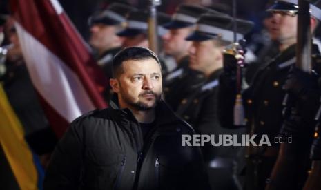 Presiden Ukraina Volodymyr Zelensky (tengah) menyaksikan upacara penyambutan resmi di Kastil Riga, di Riga, Latvia, (11/1/2024).