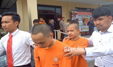 Dua tersangka pencabulan terhadap anak di bawah umur digiring oleh aparat kepolisian di Polres Tasikmalaya, Rabu (21/6/2023).