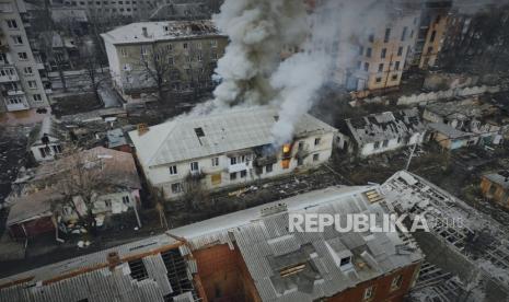 Pasukan Rusia menggelar rentetan serangan ke garis depan pertempuran di Ukraina yang terfokus di dua kota wilayah Donetsk, Bakhmut dan Avdiivka. 