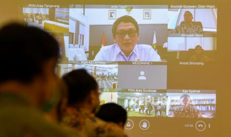 Menteri ESDM Arifin Tasrif (tengah) menyampaikan sambutan secara virtual disela penandatanganan Nota Kesepahaman (MoU) antara PT Perusahaan Gas Negara Tbk (PGN) dengan perwakilan pelanggan sektor industri tertentu di Auditorium Graha PGAS, Jakarta, Jumat (5/6/2020). MoU PGN dengan 188 pelanggan dari tujuh sektor industri tertentu dan penandatanganan secara simbolis diwakili oleh pelanggan dari enam sales area terkait komitmen kebijakan penetapan harga gas sesuai Keputusan Menteri ESDM 89K/2020