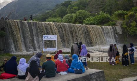 Sejumlah pengunjung menikmati panorama alam di lokasi wisata baru Bendungan Misterius di Desa Balane, Kinovaro, Sigi, Sulawesi Tengah, Selasa (9/6/2020). Lokasi wisata yang baru dibuka sejak sepekan lalu oleh Karang Taruna setempat itu banyak dikunjungi warga karena selain namanya, juga karena keindahan panorama alam sekitarnya yang berada di kaki Gunung Gawalise. Pemerintah desa setempat berencana mengalokasikan dana desa untuk pengembangan wisata itu melalui BUMDes.