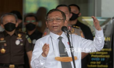 Menteri Koordinator bidang Politik, Hukum dan Keamanan Mahfud MD saat kunjungan kerja ke Kantor Kejaksaan Agung, Jakarta Selatan, Senin (15/3). Dalam kunjungan tersebut membahas mengenai penerapan Pasal 2 dan Pasal 3 UU No 31 Tahun 1999 serta dugaan tindak pidana korupsi PT Asabri.