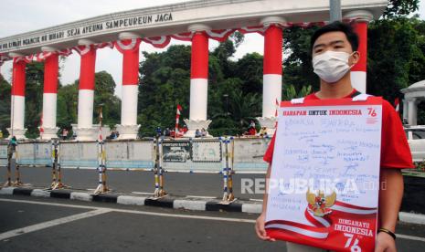 Relawan menunjukkan poster berisi harapan untuk Indonesia di Tugu Kujang, Kota Bogor, Jawa Barat, Selasa (17/8/2021). Aksi menulis harapan untuk Indonesia tersebut dalam rangka memperingati HUT Kemerdekaan ke-76 Republik Indonesia. 