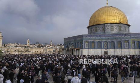 Warga Palestina menghadiri perayaan hari raya Idul Fitri di dekat kuil Kubah Batu di kompleks Masjid Al Aqsa di Kota Tua Yerusalem, Rabu, (10/4/2024).