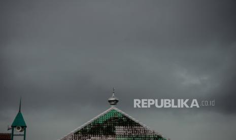 Langit mendung menyelimuti Jakarta.