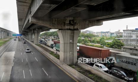 Sejumlah kendaraan terjebak kemacetan di jalan Tol Jakarta Cikampek, Cikarang, Kabupaten Bekasi, Jawa Barat, Kamis (6/5). Kemacetan tersebut merupakan imbas dari penyekatan kendaraan terkait larangan mudik lebaran 2021 yang dimulai dari tanggal 6 hingga 17 Mei 2021 sebagai upaya mengantisipasi risiko peningkatan kasus penularan Covid-19 jelang perayaan Hari Raya Idul Fitri 1442 H. Republika/Thoudy Badai