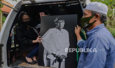 Jenazah sastrawan Sapardi Djoko Damono dibawa kedalam mobil ambulan di rumah duka Kompleks Dosen UI Ciputat, Tangerang Selatan, Banten, Ahad (19/7). Sastrawan Indonesia Sapardi Djoko Damono meninggal pada usia 80 tahun di Rumah Sakit Eka Hospital BSD Tangerang pukul 09.17 WIB dan akan dimakamkan di Taman Pemakaman Giritama, Giri Tonjong, Bogor, Jawa Barat.