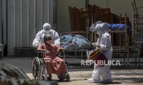 Tenaga medis merawat pasien yang diduga positif Covid-19 di Jumbo Covid-19 Centre, Mumbai, India, Senin (26/4). Kasus COVID-19 di India meningkat pesat di beberapa kota metro hingga mengakibatkan kekurangan tempat tidur pasien Covid 19 dan suplai oksigen.  EPA-EFE/DIVYAKANT SOLANKI