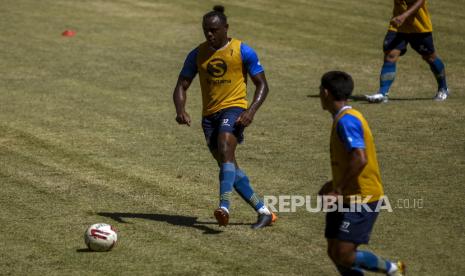 Bek Persib Bandung Victor Igbonefo (kiri).