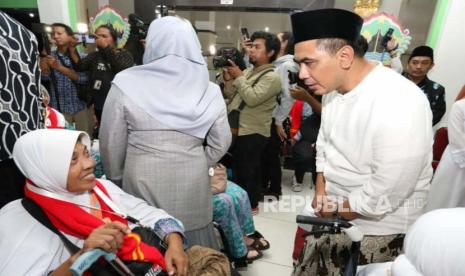 Wakil Gubernur (Wagub) Jawa Tengah, Taj Yasin Maimoen saat melepas rombongan kloter pertama calon haji Embarkasi Solo, di Asrama Haji Donohudan, Kabupaten Boyolali, Jawa Tengah, Rabu (24/5/2023).