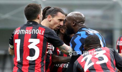  Reaksi pemain AC Milan Zlatan Ibrahimovic (Kiri) dan Inter Milan Romelu Lukaku pada pertandingan sepak bola perempat final Piala Italia antara FC Inter dan AC Milan di stadion Giuseppe Meazza di Milan, Italia, 26 Januari 2021.