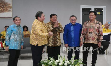 Ketua Umum Partai Gerindra Prabowo Subianto (tengah) bersama Ketua Umum Partai Golkar Airlangga Hartarto (kedua kiri), Ketua Umum PAN Zulkifli Hasan (kedua kanan), Ketua Umum PBB Yusril Ihza Mahendra (kanan), dan Ketua Umum Partai Gelora Anis Matta (kiri) berbincang sebelum melakukan pertemuan di DPP Partai Golkar, Jakarta, Kamis (14/9/2023). Pertemuan para ketua umum partai pengusung Prabowo Subianto sebagai calon presiden itu membahas program Koalisi Indonesia Maju jelang Pilpres 2024.