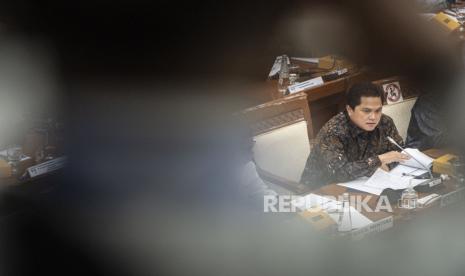 Menteri BUMN Erick Thohir mengikuti rapat kerja bersama Komisi VI DPR di Kompleks Parlemen, Senayan, Jakarta, Rabu (21/9/2022). Rapat tersebut membahas penyesuaian RKA K/L tahun anggaran 2023 sesuai hasil pembahasan Badan Anggaran DPR dan penyertaan modal negara tahun anggaran 2023 serta usulan penyertaan modal negara tahun anggaran 2022. 