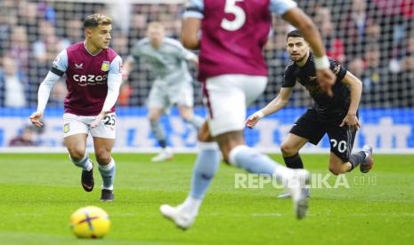 Pemain Aston Villa Philippe Coutinho (kiri) berebut bola dengan pemain Arsenal Jorginho pada pertandingan sepak bola Liga Premier Inggris antara Aston Villa dan Arsenal di Villa Park di Birmingham, Inggris, Sabtu (18/2/2023). Setelah Chelsea, Aston Villa Umumkan akan Gelar Buka Puasa Bersama Perdana