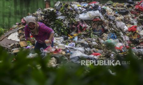 Pemulung memilah sampah (ilustrasi). DLH DKI Jakarta menyiapkan langkah-langkah antisipasi untuk mengelola lonjakan sampah yang diperkirakan terjadi selama Ramadhan.