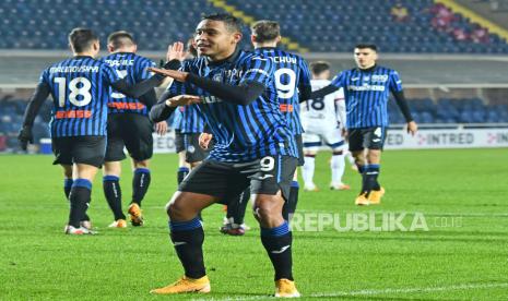 Luis Muriel dari Atalanta bergembira setelah mencetak gol.