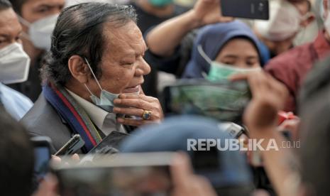 Pengacara Rizieq Shihab, Alamsyah Hanafiah menjawab pertanyaan wartawan usai mengikuti sidang perdana atas kasus pelanggaran protokol kesehatan dengan terdakwa mantan Pemimpin Front Pembela Islam Rizieq Shihab yang digelar secara virtual di Pengadilan Negeri Jakarta Timur, Selasa (16/3). Ketua Majelis Hakim Pengadilan Negeri Jakarta Timur Suparman Nyompa memutuskan menunda sidang dakwaan akibat terkendala teknis, dan akan dilanjutkan pada Jumat 19 Maret 2021 mendatang. Republika/Thoudy Badai