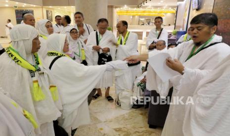 Jamaah calon haji membagi kunci kamar setibanya di salah satu hotel kawasan Jarwal, Makkah, Arab Saudi