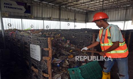 Petugas menyortir sampah plastik di area TPSA Bangendung, Kota Cilegon, Banten, untuk biomassa cofiring PLTU Suralaya, Selasa (11/10/2022). 