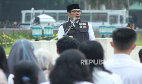 Gubernur Jawa Barat Ridwan Kamil (Emil) menyampaikan sambutan saat apel hari pertama kerja Aparatur Sipil Negara (ASN) di lingkup Setda dan BPKAD Provinsi Jawa Barat di halaman Gedung Sate, Jalan Diponegoro, Kota Bandung, Rabu (26/4/2023). Emil berharap ASN di Pemprov Jawa Barat langsung bekerja pasca cuti bersama Lebaran 2023. Dia juga pamit terkait masa jabatannya sebagai gubernur yang bakal habis pada bulan September mendatang. Emil menginginkan capaian yang telah diraih Pemprov Jawa Barat di masa kepemimpinannya bisa dilanjut oleh pejabat berikutnya.