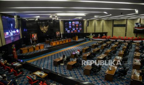 Suasana rapat paripurna di gedung DPRD DKI, Jalan Kebon Sirih, Jakarta Pusat, Selasa (28/9/2021). 