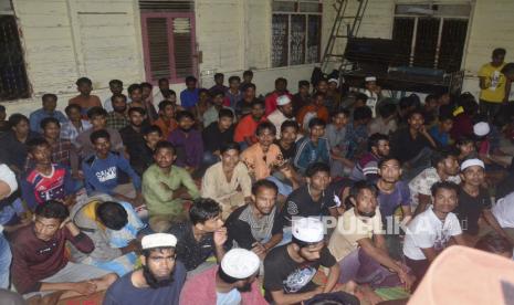 Pengungsi Rohingya beristirahat di dalam masjid yang dijadikan tempat penampungan sementara setelah mereka mendarat di Kuala Matang Peulawi, Provinsi Aceh, Senin ( 27/3/2023). 