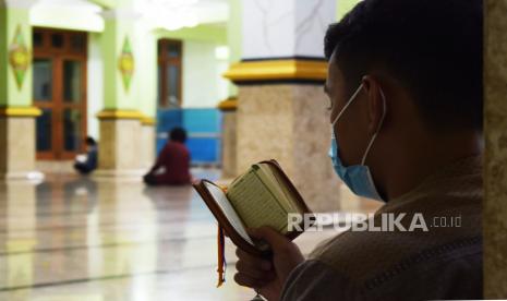 Hidupkan Malam Terakhir Ramadhan Sesuai Kemampuan. Umat muslim membaca Al Quran saat beriktikaf di Masjid Agung Baitul Hakim Kota Madiun, Jawa Timur, Minggu (2/5/2021) malam. Sebagian umat muslim di daerah tersebut beriktikaf atau berdiam diri di dalam masjid dengan mengisi kegiatan membaca Al Quran, berdzikir serta shalat sunah pada pada malam ganjil pertama 10 hari terakhir di bulan Ramadhan untuk mengharapkan Lailatulkadar. 