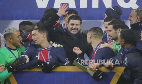 Pelatih kepala PSG Mauricio Pochettino, tengah, dan pemain PSG merayakan dengan trofi setelah pertandingan sepak bola Trofi Champions antara Paris Saint-Germain dan Olympique Marseille di stadion Bollaert di Lens, Prancis utara, Rabu, 13 Januari 2021. PSG menang 2 : 1. 