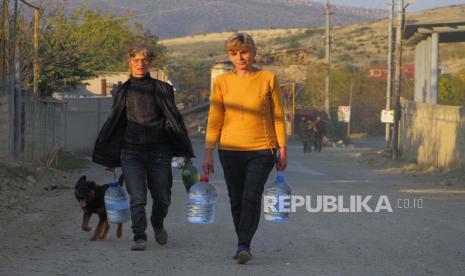 Karabakh akan Disulap Jadi Kota Pintar. Penduduk setempat membawa air selama konflik militer di kota garis depan Martakert, wilayah separatis Nagorno-Karabakh, Senin, 19 Oktober 2020. Penembakan baru telah dilaporkan dalam pertempuran antara Armenia dan Azerbaijan, melanggar gencatan senjata akhir pekan. dalam konflik atas wilayah separatis Nagorno-Karabakh. Pertempuran berkecamuk selama lebih dari tiga minggu.