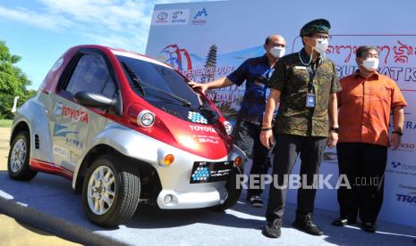 Menteri Pariwisata dan Ekonomi Kreatif Sandiaga Salahuddin Uno (tengah), Presiden Direktur PT Toyota-Astra Motor (TAM) Susumu Matsuda (kanan) dan Direktur Operasi dan Inovasi Bisnis Indonesia Tourism Development Corporation (ITDC) Arie Prasetyo (kiri) meninjau mobil listrik saat peluncuran Toyota EV Smart Mobility Project di Nusa Dua, Badung, Bali, Rabu (31/3/2021). Proyek yang menyediakan puluhan unit kendaraan listrik yang dapat dimanfaatkan oleh wisatawan dan masyarakat di kawasan The Nusa Dua tersebut diharapkan dapat mendukung program pemerintah dalam mengembangkan industri kendaraan bertenaga listrik dan mewujudkan pariwisata hijau dan berkelanjutan. 