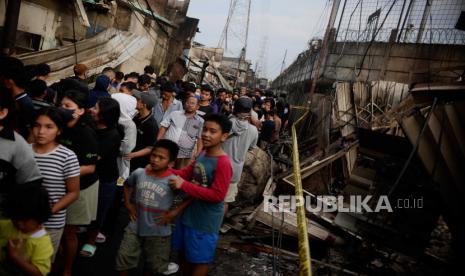 Suasana warga memadati lokasi terdampak kebakaran depo Pertamina Plumpang di kawasan Rawa Badak, Jakarta, Sabtu (4/3/2023). Tingginya antusiasme warga untuk melihat lokasi terdampak kebakaran depo Pertamina membuat akses jalan tersebut dipenuhi warga sehingga menyulitkan proses evakuasi.