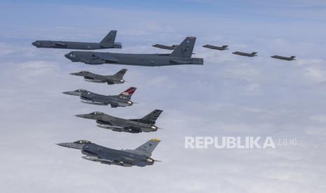 Dalam foto yang disediakan oleh Kementerian Pertahanan Korea Selatan ini, pesawat pengebom B-52H A.S., tengah atas, dan jet tempur F-16 dan jet tempur F-35A Angkatan Udara Korea Selatan, kanan atas, terbang di atas Semenanjung Korea selama latihan udara bersama di Korea Selatan, Jumat (14/4/2023). Korea Utara mengatakan pada hari Jumat bahwa pihaknya telah melakukan uji terbang rudal balistik antarbenua berbahan bakar padat untuk pertama kalinya, sebuah kemungkinan terobosan dalam upayanya untuk mendapatkan senjata yang lebih kuat dan sulit dideteksi dengan target benua Amerika Serikat. 