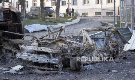 Pemandangan kendaraan hancur setelah penembakan oleh artileri Azerbaijan dekat rumah sakit, selama konflik militer di kota garis depan Martakert, wilayah separatis Nagorno-Karabakh, Senin, 19 Oktober 2020. Penembakan baru telah dilaporkan dalam pertempuran antara Armenia dan Azerbaijan, melanggar gencatan senjata akhir pekan dalam konflik atas wilayah separatis Nagorno-Karabakh. Pertempuran berkecamuk selama lebih dari tiga minggu.