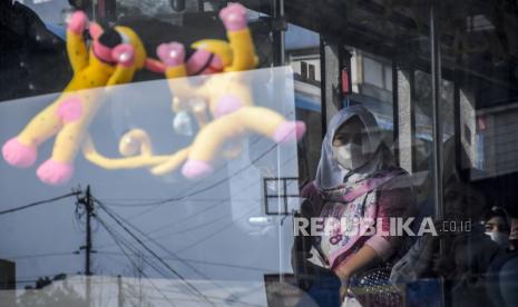 Penumpang berada di dalam bus di Terminal Cicaheum, Kota Bandung, Rabu (27/4/2022). Terminal Cicaheum Kota Bandung menyediakan sedikitnya 156 armada bus untuk melayani pemudik pada masa Lebaran 2022. Sementara itu, puncak arus mudik di terminal tersebut diperkirakan akan terjadi pada 29-30 April mendatang. Foto: Republika/Abdan Syakura