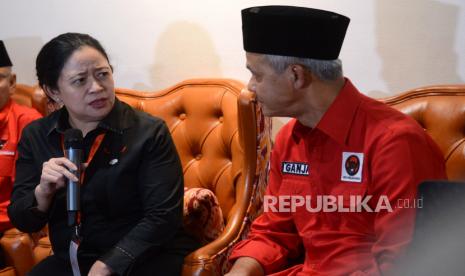 Ketua DPP PDIP Puan Maharani (kiri) bersama Bakal Calon Presiden PDIP Ganjar Pranowo (kanan) memberikan keterangan pers di sela Rakernas PDI Perjuangan di Sekolah Partai DPP PDIP, Jakarta, Selasa (6/6/2023). PDI Perjuangan mengajak seluruh kader untuk bergotong royong memenangkan Ganjar Pranowo dalam Pilpres 2024.  