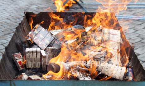 Barang bukti hasil sitaan berupa rokok ilegal dimusnahkan di Kantor Pengawasan dan Pelayanan Bea dan Cukai (KPPBC) Tipe Madya Pabean Juanda, Sidoarjo, Jawa Timur (ilustrasi)