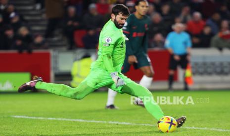  Penjaga gawang Alisson Becker dari Liverpool 