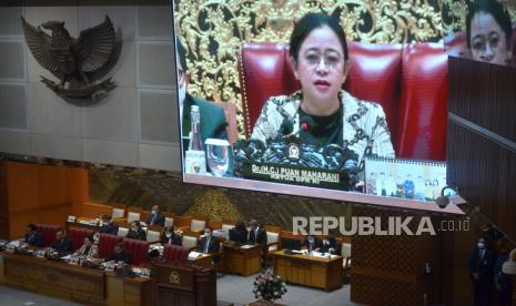 Ketua DPR Puan Maharani saat memimpin  Rapat Paripurna di Kompleks Parlemen, Senayan, Jakarta, Selasa (13/12/2022). Rapat Paripurna DPR tersebut menyepakati penetapan Laksamana TNI Yudo Margono sebagai Panglima TNI untuk menggantikan Jenderal TNI Andika Perkasa yang akan memasuki masa pensiun. Republika/Prayogi.