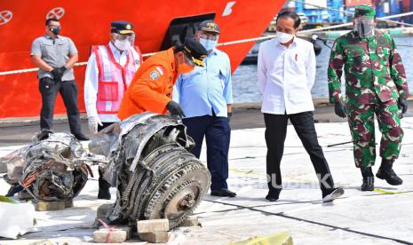 Presiden Joko Widodo (kedua kanan) mengamati sejumlah temuan serpihan pesawat Sriwijaya Air PK-CLC nomor penerbangan SJ 182 rute Jakarta-Pontianak didampingi Menteri Perhubungan Budi Karya Sumadi (kedua kiri), Kepala Staf Angkatan Laut (Kasal) Laksamana TNI Yudo Margono (kanan), Kepala Badan Nasional Pencarian dan Pertolongan (Basarnas) Marsekal Madya TNI Bagus Puruhito (ketiga kiri) dan Ketua Komite Nasional Keselamatan Transportasi (KNKT) Soerjanto Tjahjono (tengah) di Posko Darurat Evakuasi di Dermaga JICT II, Pelabuhan Tanjung Priok, Jakarta, Rabu (20/1/2021).