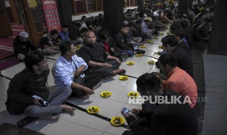 Umat muslim menunggu waktu berbuka puasa di Masjid Al Lathiif, Jalan Saninten, Cihapit, Kota Bandung, Jawa Barat, Senin (27/3/2023). Selama Bulan Suci Ramadhan, DKM Al Lathiif menyediakan 400-500 paket takjil per hari berupa makanan dan minuman bagi warga yang akan berbuka puasa di Masjid Al Lathiif. Imam Shamsi Ali: Ramadhan Ajarkan Pola Hidup Sederhana