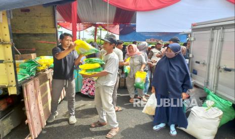  Masjid Agung Kota Tasikmalaya akan Bagikan Santunan Beras Selama Ramadhan. Foto:  Warga mengantre untuk mendapatkan sejumlah komoditas dalam Operasi Pasar Murah di depan halaman Masjid Agung Baiturrahman, Kecamatan Singaparna, Kabupaten Tasikmalaya, Kamis (9/3/2023). 