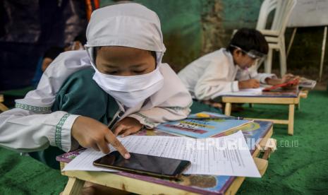 Sejumlah siswa saat melakukan aktivitas pembelajaran jarak jauh (PJJ) menggunakan fasilitas jaringan internet gratis.