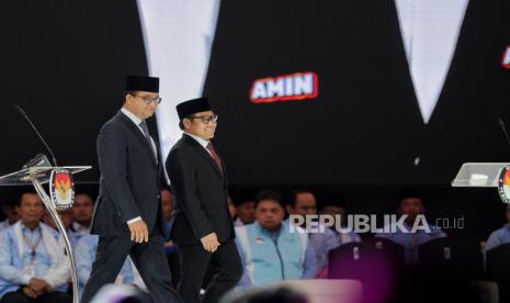 Capres dan cawapres nomor urut 1 Anies Baswedan dan Muhaimin Iskandar saat mengikuti sesi Debat Kelima Calon Presiden Pemilu 2024 di Jakarta Convention Center (JCC), Jakarta, Ahad (4/2/2024). Debat terakhir capres ini mengangkat tema besar yakni kesejahteraan sosial, pembangunan SDM, dan inklusi dengan subtema meliputi pendidikan, kesehatan, ketenagakerjaan, kebudayaan, teknologi informasi, kesejahteraan sosial, dan inklusi. Debat akan berlangsung mulai pukul 19.00 WIB dan akan dimulai dengan pemaparan visi-misi dan program dari capres nomor urut 2 Prabowo Subianto.