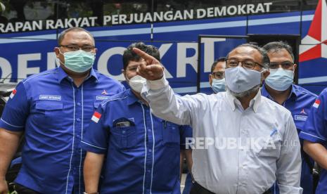 Kuasa hukum DPP Partai Demokrat Bambang Widjojanto (kedua kanan) dan sejumlah kader tiba saat akan mengajukan gugatan perbuatan melawan hukum di Pengadilan Negeri (PN) Jakarta Pusat di Jakarta, Jumat (12/3/2021). DPP Partai Demokrat melakukan gugatan terkait dengan pelaksanaan Kongres Luar Biasa (KLB) di Sibolangit, Deli Serdang, Sumatera Utara.