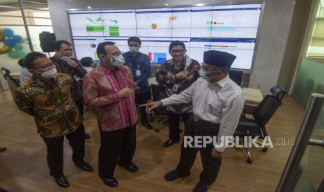 Menteri Koordinator Bidang Pembangunan Manusia dan Kebudayaan Muhadjir Effendy (kanan) didampingi  Direktur Utama BPJS Kesehatan Fachmi Idris (ketiga kiri) dan jajarannya meninjau infrastruktur teknologi informasi sistem Jaminan Kesehatan Nasional di kantor pusat BPJS Kesehatan, Jakarta, Rabu (15/7/2020). Pemerintah akan menggunakan 