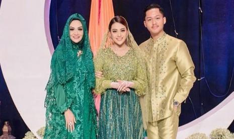 Krisdayanti, Aurel dan Azriel Hermansyah.