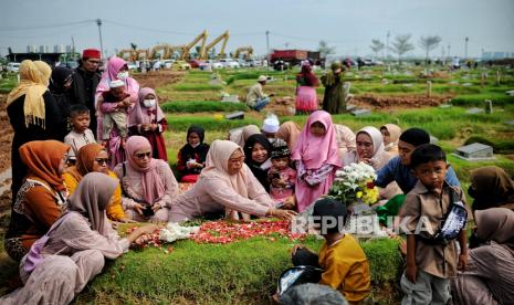 Warga berziarah ke makam keluarganya di TPU khusus Covid-19 Rorotan, Jakarta Utara, Senin (2/5/2022). Hukum Ziarah Kubur Bagi Perempuan