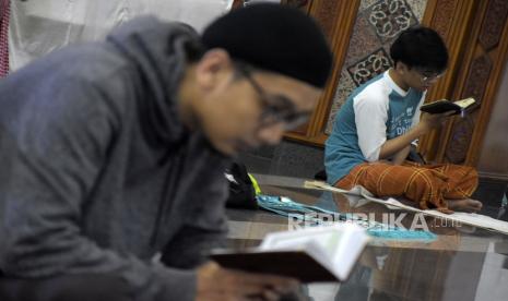 Umat muslim membaca Alquran (tadarus). Bacaan Lengkap Arab dan Terjemahan 30 Ayat Surat Al Mulk