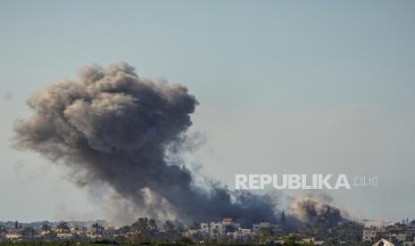 Suasana pengeboman di Jalur Gaza, Palestina seperti terlihat dari selatan Israel, Ahad (11/2/2024).