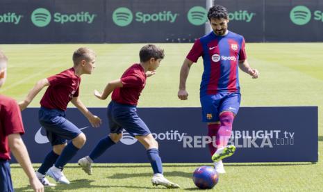 Gelandang anyar Barcelona Ilkay Gundogan (kanan). 